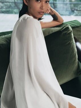 HILARY RADLEY White Cover-up Wrap Size S Like New